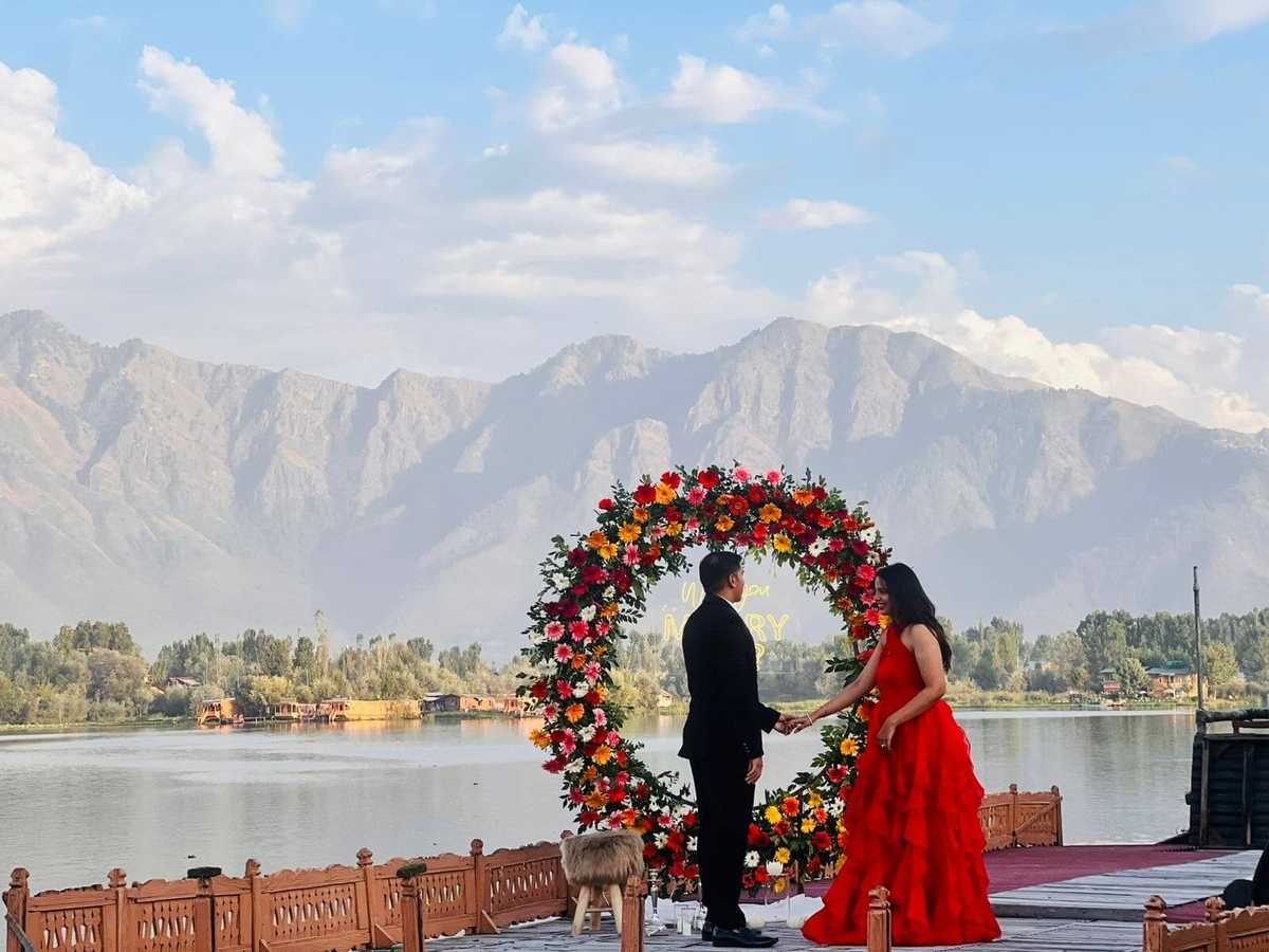 Romantic Escape to Kashmir | Peaks, Valleys & Meadows - slide 3