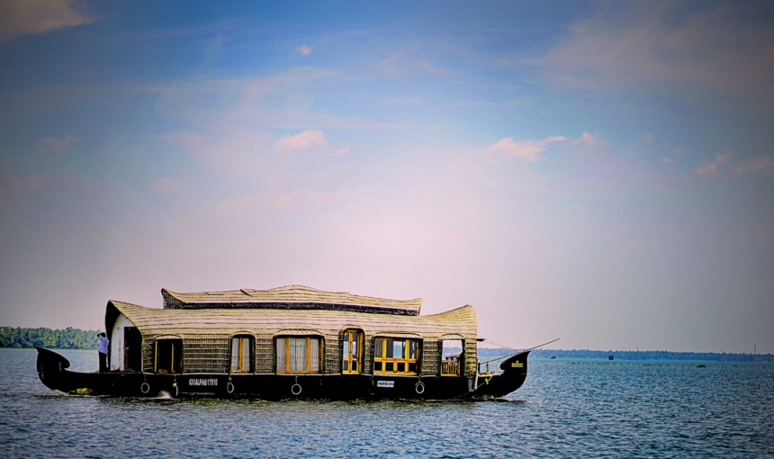 How are houseboats of kerala and kashmir different