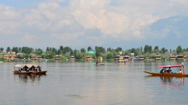 Kashmir Honeymoon Packages 2025 – Paradise on Earth for Newlyweds